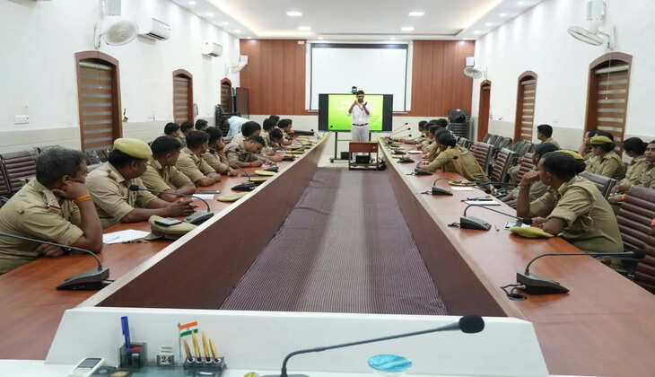 Gorakhpur Police, Indian Sign Language, Sign Language Training, Gorakhpur Police Workshop, International Sign Language Day, Gorakhpur News, Police Training Gorakhpur, Special Needs People, Inclusive Policing, Deaf Community, Uttar Pradesh Police, Gorakhpur Police News