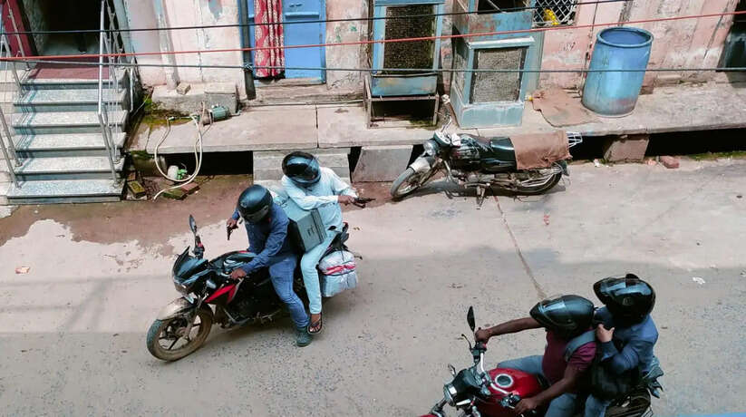 Mirzapur News: मीरजापुर में दिन दहाड़े लूट, तीन को लगी गोली, क्षेत्र में मचा हड़कंप