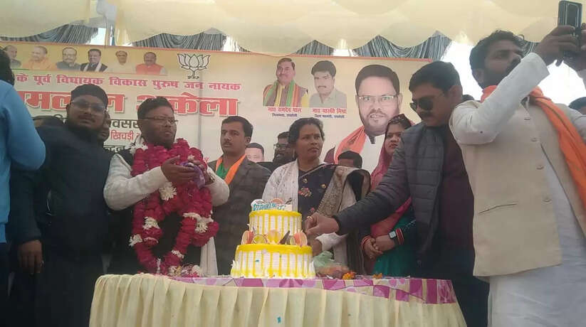 Rae Bareli News: बछरावां के पूर्व विधायक रामलाल अकेला का केक काटकर मनाया गया जन्मदिन