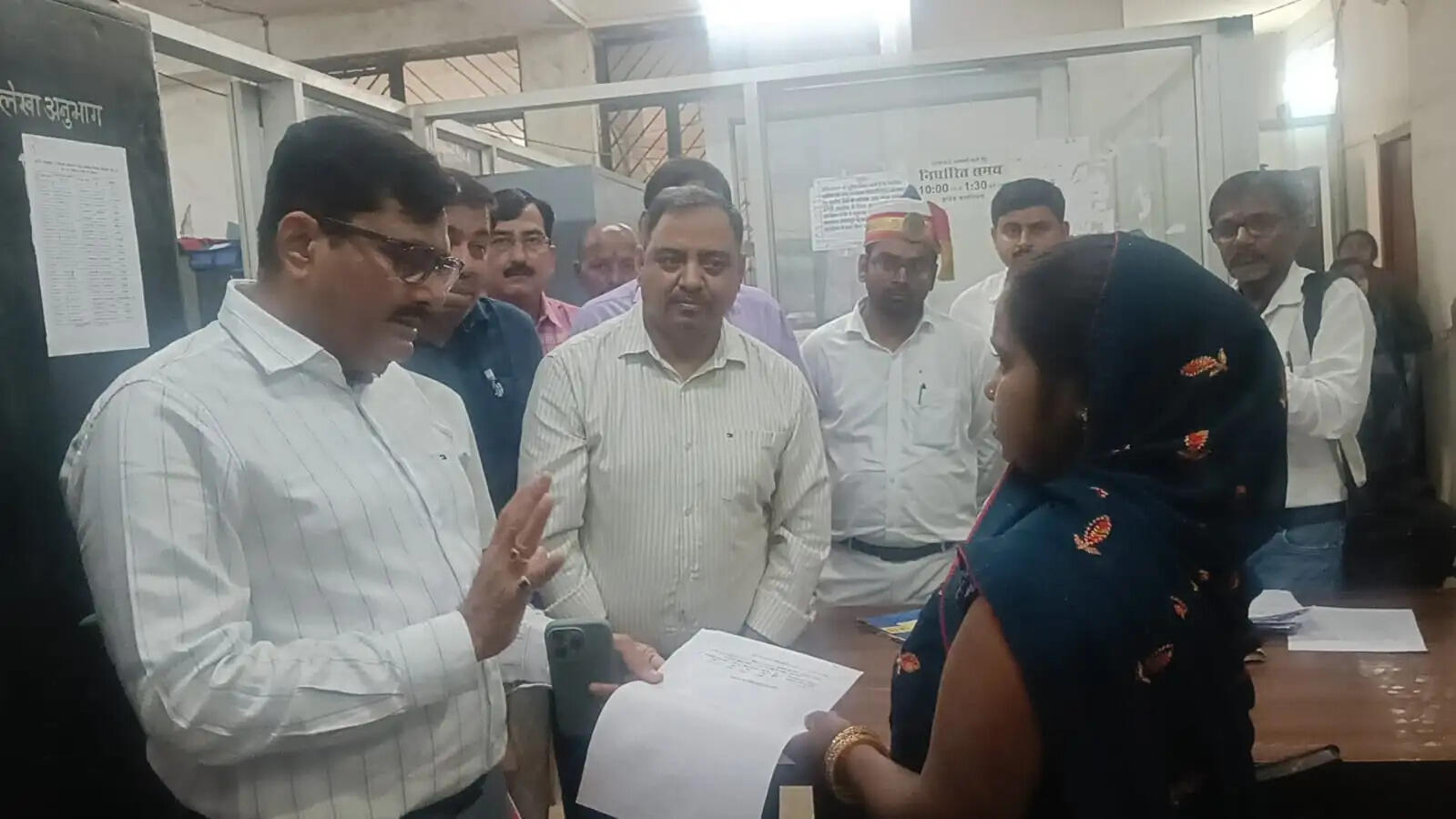 विकास भवन के कार्यालयों में गंदगी देख मंडलायुक्त सख्त, एक सप्ताह में व्यवस्था सुधारने का अल्टीमेटम