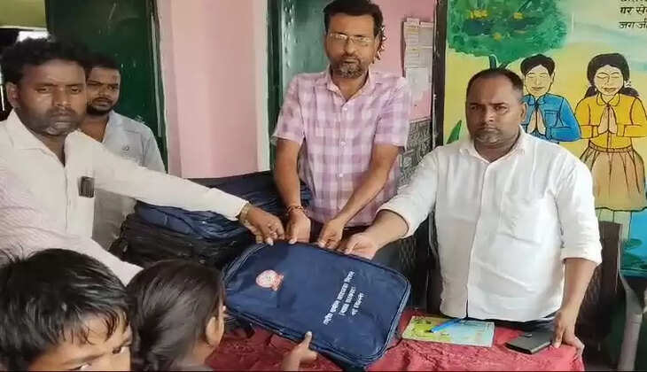 चन्दौली में इस गाँव के ग्राम प्रधान ने 1300 स्कूली बच्चों में वितरण किया बैग