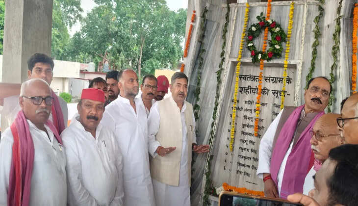 धानापुर शहीद स्मारक कार्यक्रम से सपा नेताओं ने बनाई दूरी, प्रतिमाएं लगाने की मांग पर अड़े सांसद वीरेंद्र सिंह