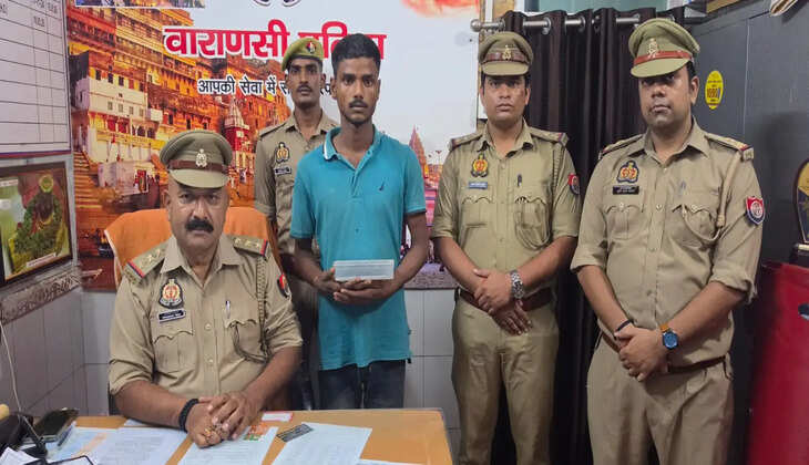 वाराणसी में शातिर चोर गिरफ्तार, चोरी का मोबाइल और नकदी बरामद