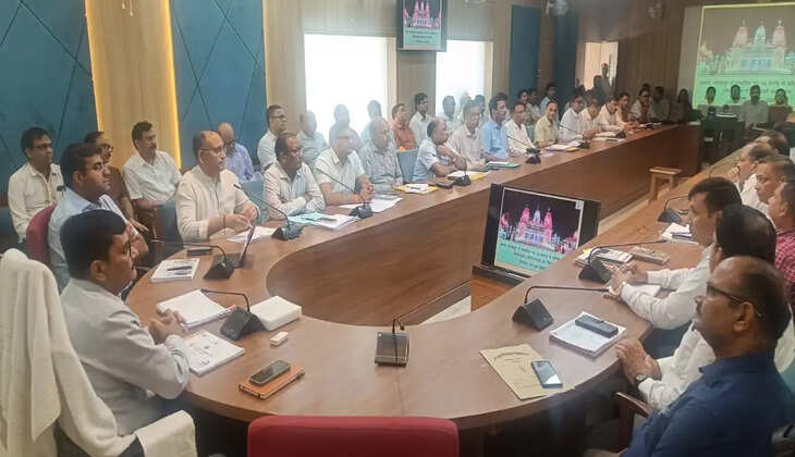 डीएम दीपक मीणा ने सुनीं फरियादियों की समस्याएं, समयबद्ध निस्तारण के दिए निर्देश