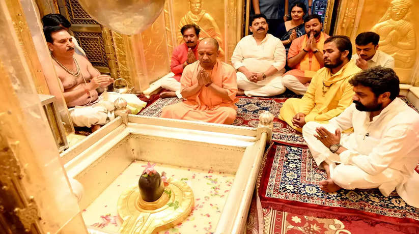 Varanasi News: सीएम योगी ने सावन मे बाबा श्री काशी विश्वनाथ की दर्शन-पुजा कर, किए अपने नाम ये रिकॉर्ड...