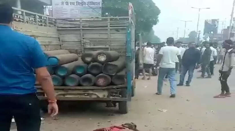 Lucknow News: Due to explosion of oxygen cylinder, the supply workers were left in tatters....