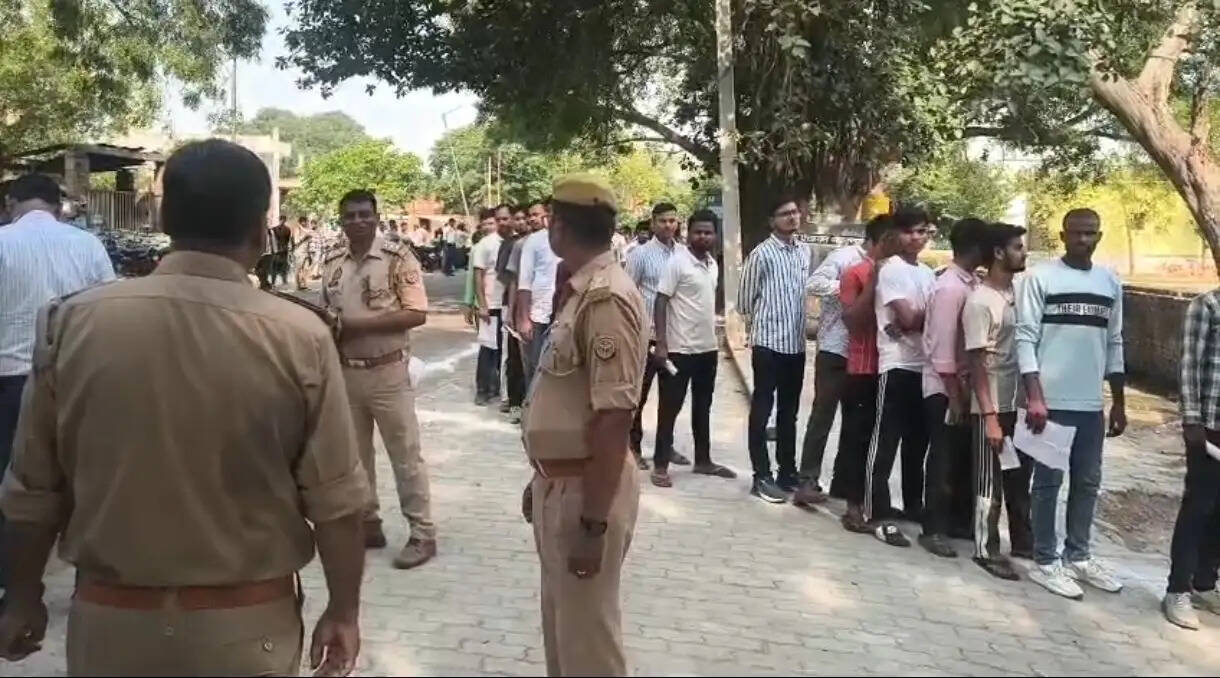 चंदौली में पुलिस भर्ती लिखित परीक्षा के तीसरे दिन प्रशासन पूरी तरह अलर्ट रहा। 11 परीक्षा केंद्रों पर सीसीटीवी निगरानी, भारी पुलिस बल की तैनाती और डीएम चंद्र मोहन गर्ग व एसपी आकाश पटेल ने व्यवस्थाओं का निरीक्षण किया।