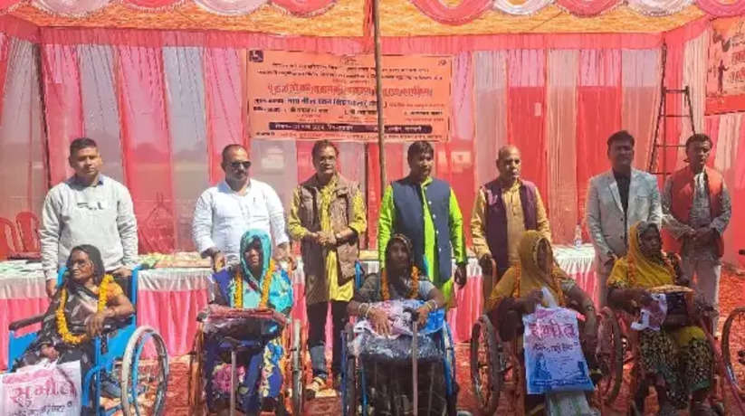 Varanasi News: वृद्ध जनों को वितरित हुआ सहायक उपकरण