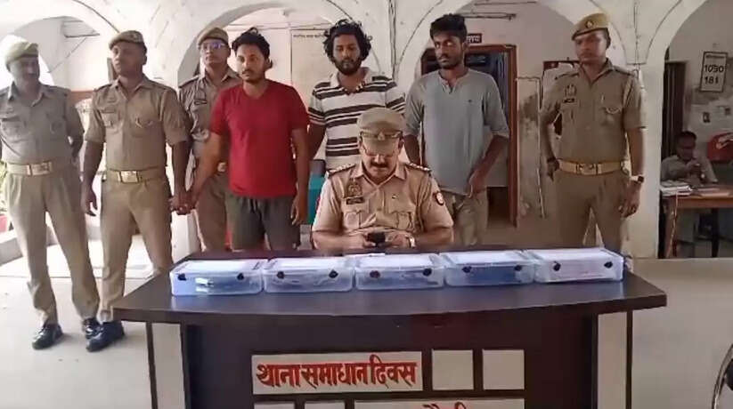Chandauli News: आपराधिक घटना को अंजाम देने के उद्देश्य से इकट्ठा हुए तीन व्यक्ति, 01 अवैध पिस्टल व 02 अवैध तमंचा एवं कारतूस सहित गिरफ्तार