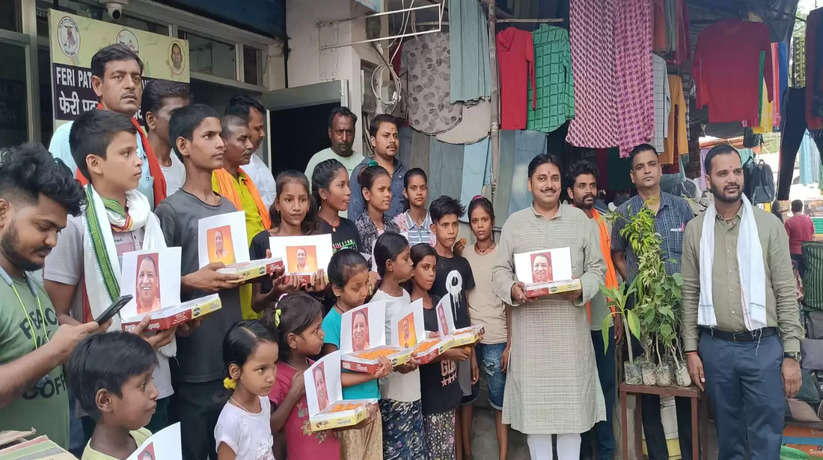 Varanasi News: फेरी पटरी ठेला व्यवसायी समिति द्वारा प्रतिदिन निशुल्क संचालित होने वाली स्ट्रीट पाठशाला के बच्चों ने मनाया मुख्यमंत्री योगी आदित्यनाथ का जन्मदिन