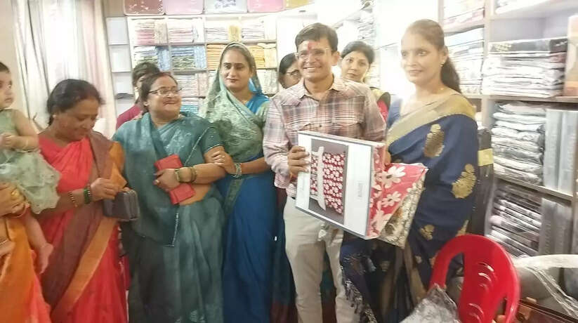 हरहुआ बाजार में नंदिनी फर्नीचर एंड फर्निशिंग स्टूडियो के शोरूम का हुआ भव्य उद्घाटन