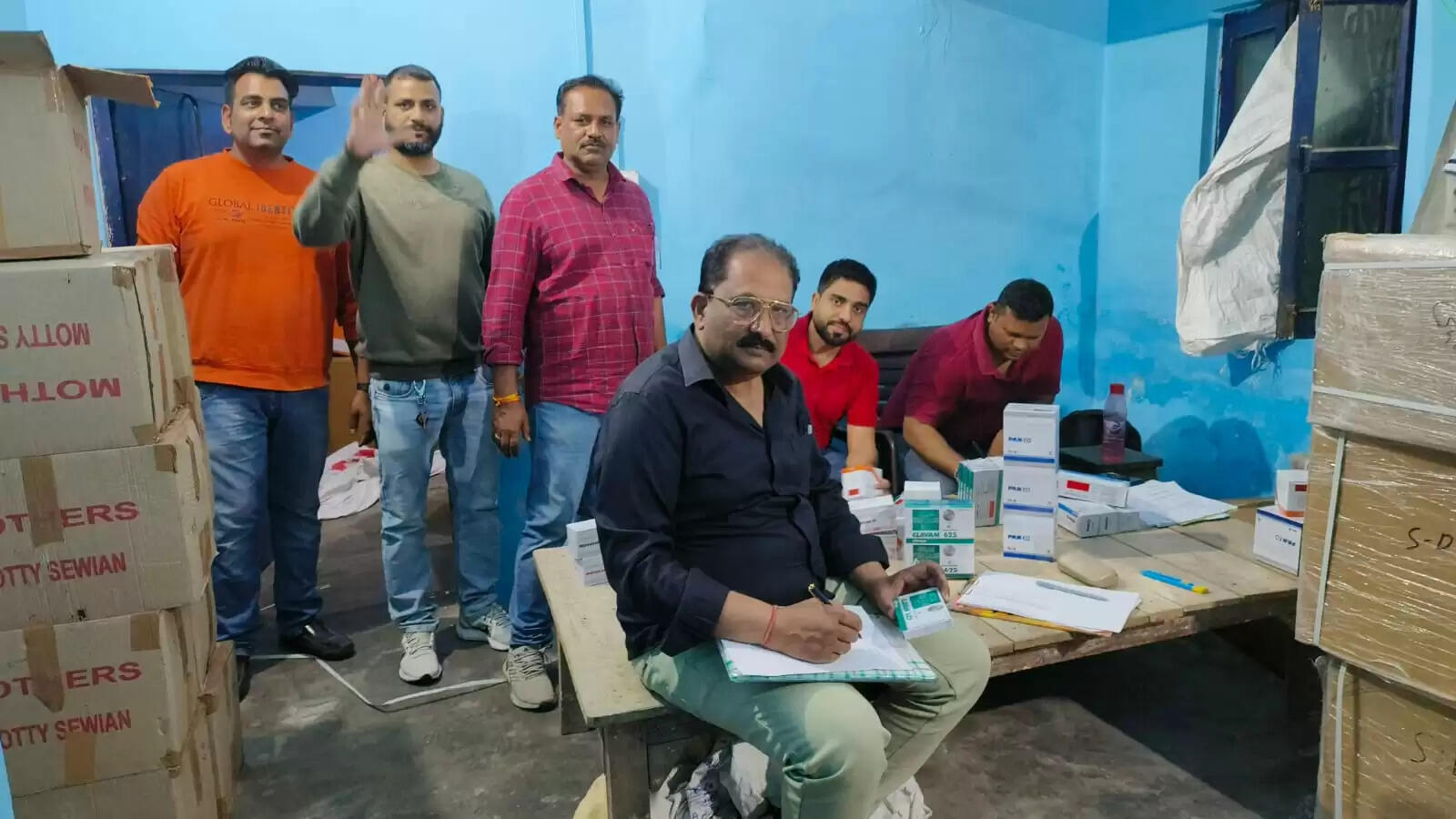 Varanasi: ब्रांडेड दवाओं के नाम पर नकली दवाओं की सप्लाई करने वाले गैंग का खुलासा, सरगना गिरफ्तार न्यूज डेस्क, अमर उजाला, वाराणसी Published by: किरन रौतेला Updated Thu, 02 Mar 2023 10:13 AM IST सार लेटेस्ट अपडेट्स के लिए फॉलो करें  वाराणसी गैंग के सरगना की शिनाख्त बुलंदशहर के सिकंदराबाद थाना क्षेत्र के टीचर्स कालोनी निवासी अशोक कुमार के तौर पर हुई है। उसे सिगरा क्षेत्र की चर्च कालोनी से गिरफ्तार किया गया है। अशोक की निशानदेही पर मोनोसेफ ओ,  गाबापिन एनटी, क्लावम 625, पैन डी, पैन 40, सेफ एजेड और टैक्सिम ओ जैसी दवाओं की लगभग 300 पेटी बरामद की गई हैं। ब्रांडेड दवाओं के नाम की नकली दवाओं की सप्लाई करने वाले गैंग का खुलासा ब्रांडेड दवाओं के नाम की नकली दवाओं की सप्लाई करने वाले गैंग का खुलासा - फोटो : अमर उजाला  00:00/00:00         Follow UsFollow on Google News  विस्तार उत्तर प्रदेश एसटीएफ की वाराणसी इकाई द्वारा बद्दी (हिमाचल प्रदेश) से ब्रांडेड कंपनियों के नाम की नकली दवाएं बनवाकर वाराणसी में अवैध तरीके से भंडारण करने वाले गिरोह के सरगना को पकड़ा गया है। यह दवाएं वाराणसी सहित पूर्वांचल के अन्य जनपदों के अलावा पटना, गया, पूर्णिया, कोलकाता, हैदराबाद जैसे स्थानों पर सप्लाई की जाती थी।   गैंग के सरगना की शिनाख्त बुलंदशहर के सिकंदराबाद थाना क्षेत्र के टीचर्स कालोनी निवासी अशोक कुमार के तौर पर हुई है। उसे सिगरा क्षेत्र की चर्च कालोनी से गिरफ्तार किया गया है। अशोक की निशानदेही पर मोनोसेफ ओ,  गाबापिन एनटी, क्लावम 625, पैन डी, पैन 40, सेफ एजेड और टैक्सिम ओ जैसी दवाओं की लगभग 300 पेटी बरामद की गई हैं।