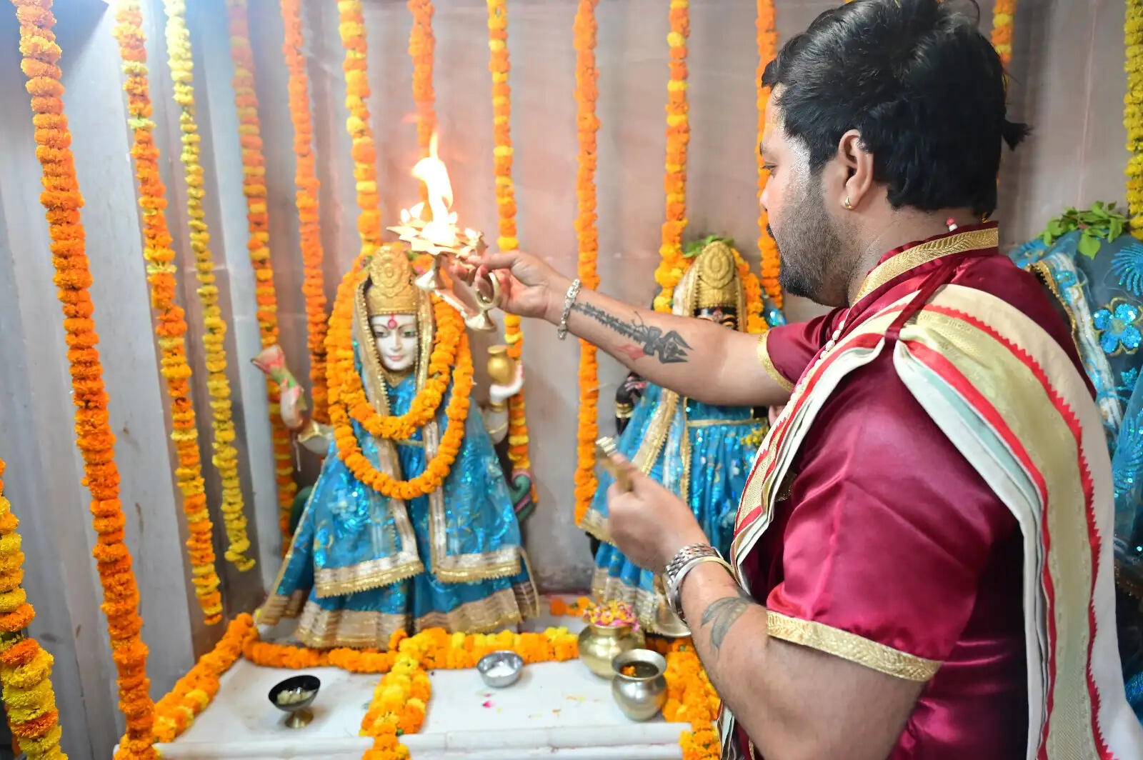 इस दौरान मंदिर न्यास के अधिकारी, कर्मचारी, अर्चकगण एवं बड़ी संख्या में श्रद्धालु उपस्थित रहे। सभी भक्तों ने श्रद्धा और भक्तिभाव के साथ मां गंगा एवं बाबा श्री काशी विश्वनाथ का पूजन किया।