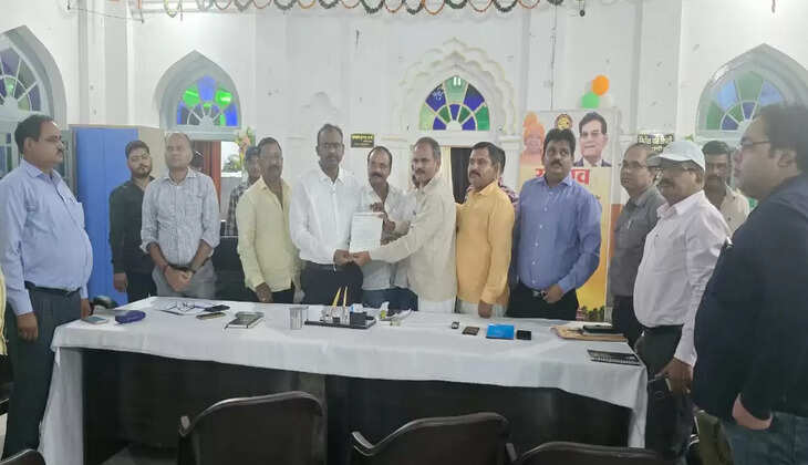 अयोध्या नगर आयुक्त से मिले अवध कान्ट्रैक्टर एसोसिएशन के ठेकेदार, मांगों को लेकर दिया ज्ञापन