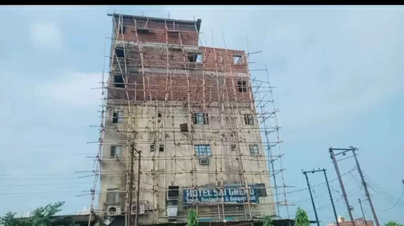 गीडा औधोगिक विकास प्राधिकरण के सेक्टर बाईस मे होटल व्यवसायी उड़ा रहे मानक की धज्जियां
