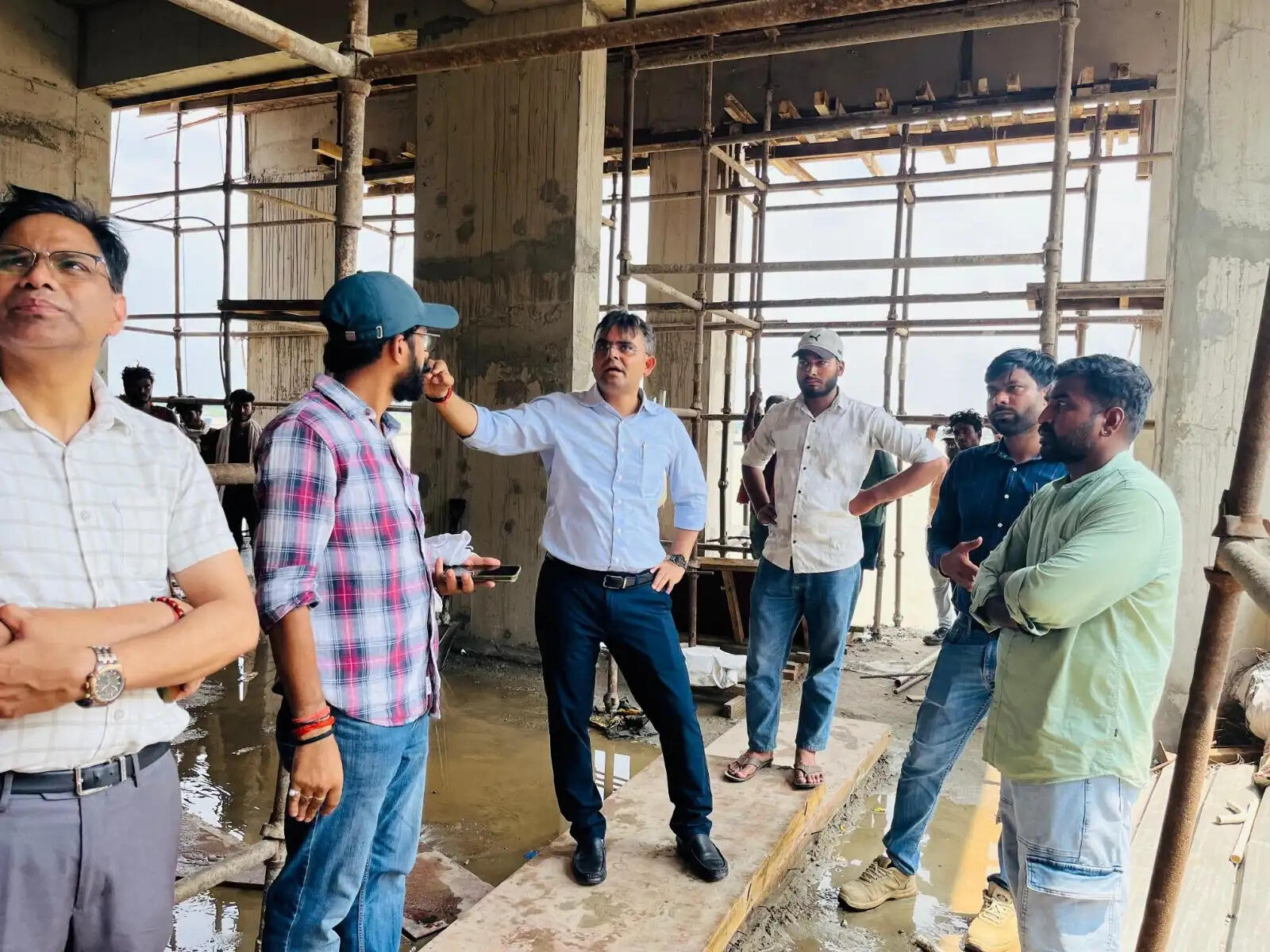 वाराणसी में मणिकर्णिका घाट के निर्माण कार्य का डीएम ने लिया जायजा, बोले- अंतिम संस्कार में आने वालों को न हो परेशानी