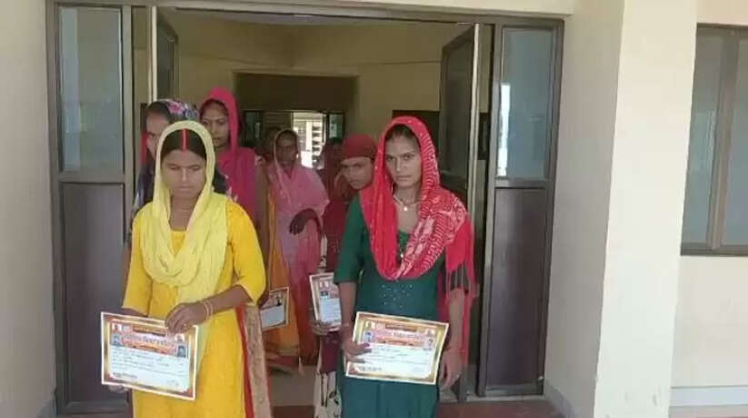 चंदौली सामूहिक विवाह योजना में एडीओ ने पायल बिछिया में किया घोटाला, लाभार्थी पहुंचे डीएम कार्यालय।