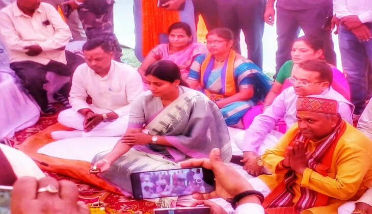 Varanasi News: वाराणसी प्रयागराज मार्ग पर बन रहा रेलवे अंडर पास, केंद्रीय मंत्री अनुप्रिया पटेल ने किया शिलान्यास
