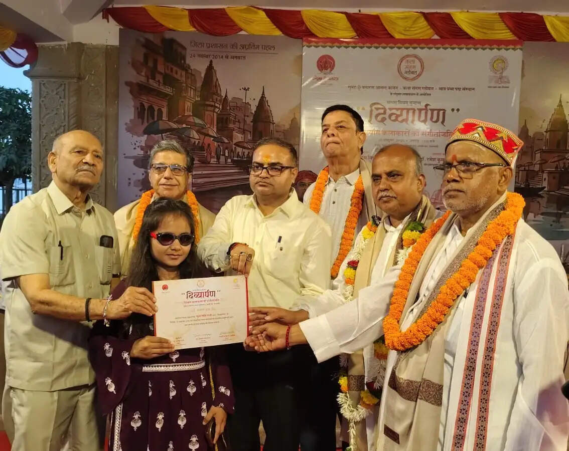 यह कार्यक्रम सुबह-ए-बनारस आनंद कानन, कला संगम ग्लोबल और भाव प्रभा पद्म संस्थान के संयुक्त तत्वावधान में आयोजित हुआ। कार्यक्रम में मुख्य अतिथि के रूप में विश्वनाथ मंदिर के सीईओ सत्यम मिश्रा उपस्थित रहे। वहीं, विशिष्ट अतिथियों में डॉ. उत्तम ओझा और डॉ. रमेश कुमार भाटिया शामिल रहे।