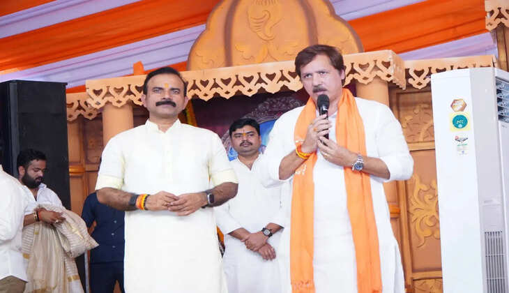 चंदौली में श्रीराम कथा के मंच से धनंजय सिंह का संदेश, योगी सरकार पर जताया भरोसा