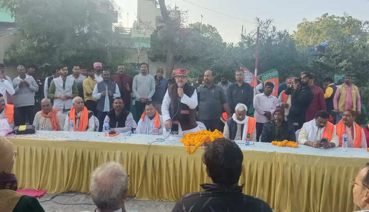 Varanasi News:&nbsp;चौबेपुर में&nbsp;केंद्रीय मंत्री डा महेंद्र नाथ पांडेय ने रात्रि प्रवास कर ग्रामीणों की सुनी समस्याएं