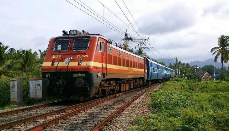 बारिश के चलते रेल यातायात प्रभावित, कई ट्रेनें घंटों देरी से पहुंचीं