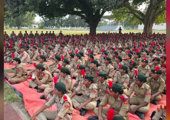 शिविर के उद्घाटन अवसर पर कैंप कमांडेंट लेफ्टिनेंट कर्नल रमन तिवारी ने कैडेटों को संबोधित करते हुए अनुशासन, नेतृत्व क्षमता और राष्ट्र निर्माण में युवाओं की भूमिका पर विस्तार से प्रकाश डाला। उन्होंने कहा कि एनसीसी केवल प्रशिक्षण का माध्यम नहीं, बल्कि युवाओं में आत्मविश्वास, जिम्मेदारी और नेतृत्व क्षमता विकसित करने का सशक्त मंच है।