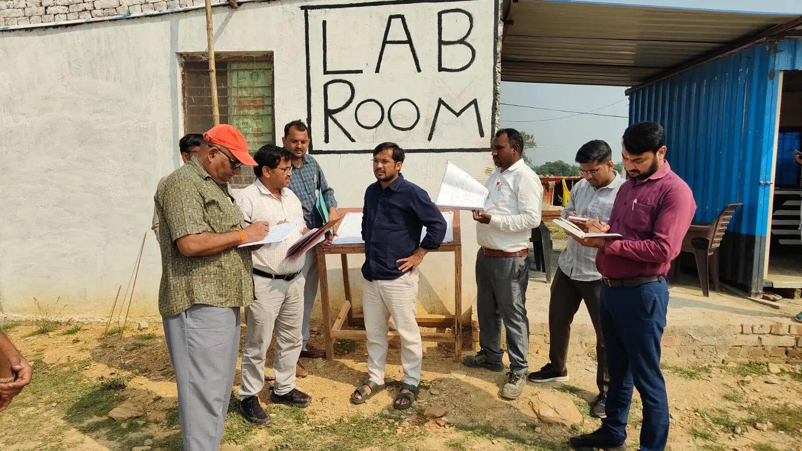 मुख्यमंत्री मॉडल कंपोजिट विद्यालय के निर्माण में मिली खामियां, डीएम ने जताई नाराजगी