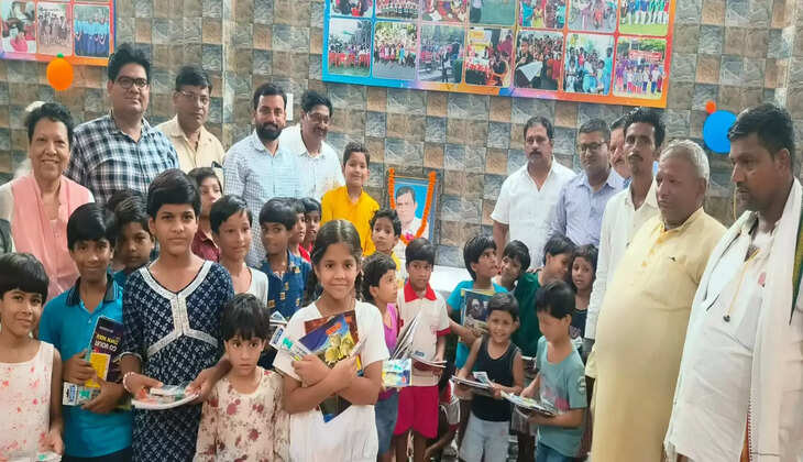 Varanasi News: स्व. बाबू हरिओम पाल की 6वीं पुण्यतिथी अनाथ बच्चों में शिक्षण व खाद्य सामग्री वितरित कर मनाई गई