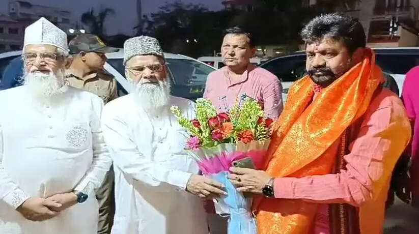 Varanasi News: रवींद्र पुरी स्थित बाबा कीनाराम के पास दावत ऐ जायका रेस्टोरेंट का हुआ भव्य शुभारंभ