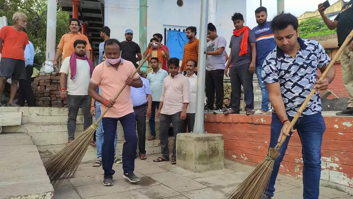 मिर्ज़ापुर में 2 अक्टूबर पर स्वच्छता की अलख जगाने निकले नगरपालिका अध्यक्ष