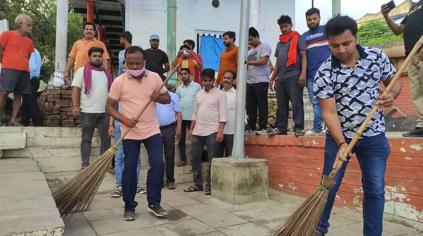 मिर्ज़ापुर में 2 अक्टूबर पर स्वच्छता की अलख जगाने निकले नगरपालिका अध्यक्ष
