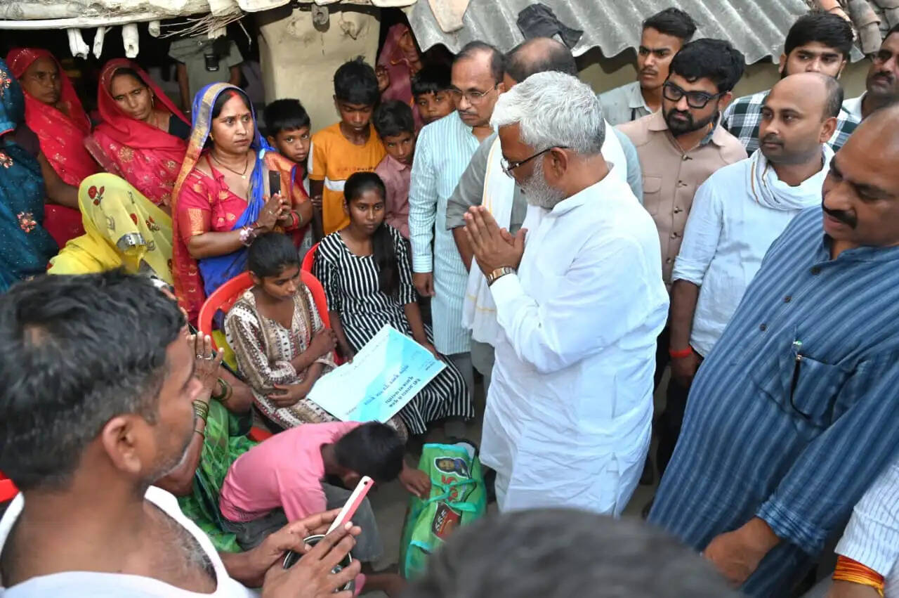 प्रयागराज में आंधी-तूफान से प्रभावित परिवारों से मिले प्रभारी मंत्री स्वतंत्र देव सिंह