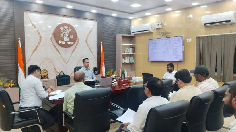 Madhubani News: जिलाधिकारी आनंद शर्मा ने की टॉप-10 महत्वपूर्ण योजनाओं की समीक्षा, समय पर कार्य पूर्ण करने के निर्देश