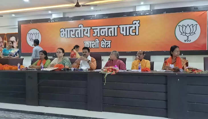  वाराणसी। अंतरराष्ट्रीय शिक्षक दिवस के अवसर पर केंद्र सरकार के बेटी बचाओ बेटी पढ़ाओ अभियान  के अंतर्गत राष्ट्रीय सम्मान द्वारा जौनपुर के 2 शिक्षकों को सम्मानित किया गया। वीर बहादुर सिंह पूर्वांचल विश्वविद्यालय की असिस्टेंट प्रोफेसर डॉ. जाह्नवी श्रीवास्तव व सिकरारा विकास खण्ड के प्राथमिक विद्यालय लखेसर के सहायक अध्यपक शिवम सिंह को राष्ट्रीय संयोजक बेटी बचाओ बेटी पढ़ाओ डॉ राजेंद्र फड़के द्वारा सम्मानित किया गया शिक्षक सम्मान समारोह में सम्मानित किया गया। उत्तर प्रदेश सरकार मिशन शक्ति व केंद्र के बेटी बचाओ बेटी पढ़ाओ योजना के अंतर्गत डॉ. जाह्नवी श्रीवास्तव ने नारी सम्मान, सुरक्षा एवं स्वावलंबन हेतु सफल प्रयास किये जिससे कई महिलाओं के जीवन में सकारात्मक बदलाव आए हैं। छात्राओं व महिलाओं में सामाजिक व मानसिक मजबूती हेतु उठाये गए कदम इन्हें विषम परिस्थितियों में भी डटकर सामना करने की प्रेरणा देती हैं। इन्होंने वर्तमान कुलपति प्रो. निर्मला एस मौर्य के निर्देशन में कई गाँवों की महिलाओं को आत्मनिर्भर बनाने का सफल प्रयास किया। वहीं बच्चों में बुनियादी शिक्षा व नवाचार की अलख जगा रहे शिक्षक शिवम सिंह ने लखेसर गांव में ग्राम प्रधान निशा तिवारी के साथ मिलकर बालिका शिक्षा पर जागरूकता अभियान चलाया और इसी कढ़ी में एक बेटी व माँ को समाज में सम्मान दिलाने हेतु खपरहां के शिक्षकों के साथ मिलकर "हमार बिटिया हमार मान" नामक फ़िल्म बना डाली। शिक्षक शिवम सिंह ने इस फ़िल्म में छात्रों में न केवल अभिनय कौशल का विकास किया बल्कि ये भी बच्चों में विश्वास डाले की बदलाव या नाम रोशन करने के लिए किसी उम्र का इंतज़ार नही किया जाता। विद्यालय व ग्रामवासी, बच्चों के लिए कुछ नया व अलग करने के लिए सदैव ततपर रहते हैं।vdfg