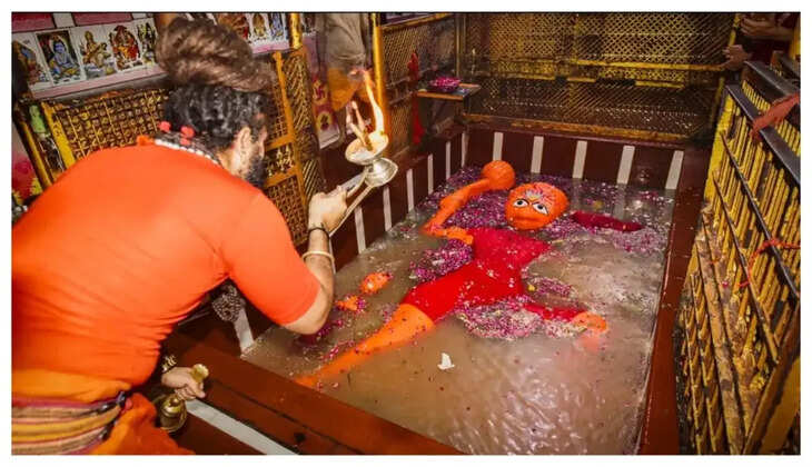 प्रयागराज में बाढ़ का कहर, पानी में डूबा लेटे हनुमान मंदिर, हजारों घरों पर संकट