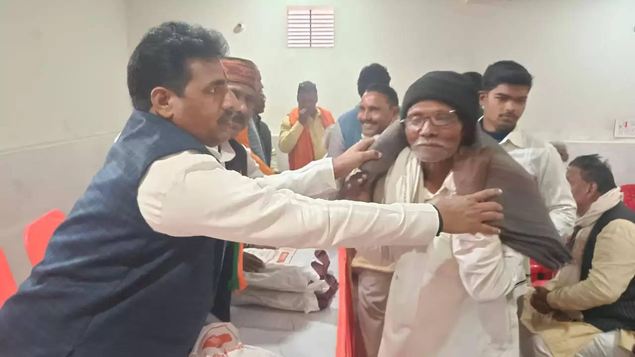 भाजपा नेता सूर्यमुनी तिवारी ने वितरित किया कंबल गरीब के खिल उठे चेहरे