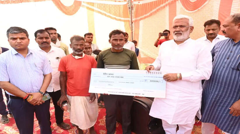 प्रयागराज में आंधी-तूफान से प्रभावित परिवारों से मिले प्रभारी मंत्री स्वतंत्र देव सिंह