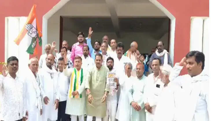डिजिटल लेनदेन पर टैक्स के विरोध में कांग्रेस ने सौंपा ज्ञापन