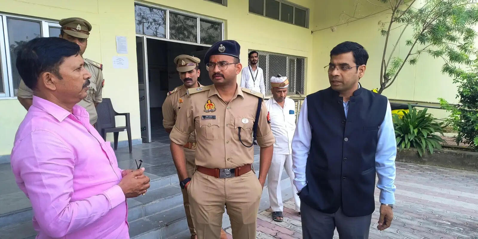 गोरखपुर आरटीओ में औचक निरीक्षण से मचा हड़कंप, अनधिकृत रूप से काम करता मिला व्यक्ति