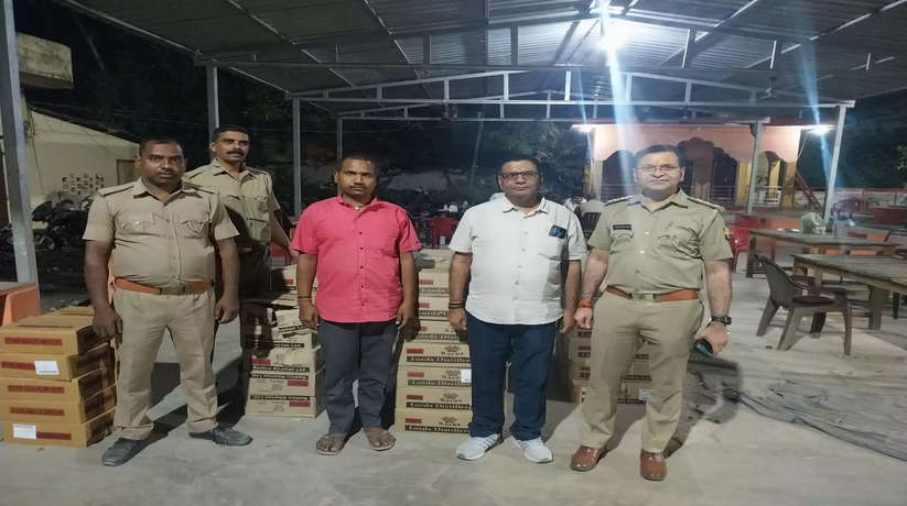 Chandauli News: अलीनगर पुलिस व आबकारी टीम की संयुक्त कार्यवाही, देशी शराब की दुकान से अपमिश्रित शऱाब के साथ सेल्समैन गिरफ्तार