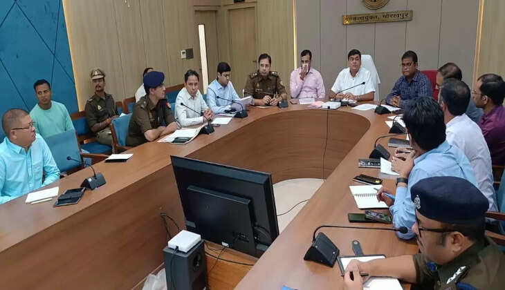 गोरखपुर मंडलायुक्त सभागार में मंडलायुक्त अनिल ढींगरा की अध्यक्षता में मकर संक्रांति के तैयारियों को लेकर हुई बैठक