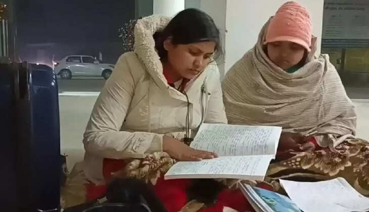 'पिता के लिए हम बोझ हैं...' सर्द रात में कलेक्ट्रेट परिसर के बाहर चटाई बिछाकर बैठीं दो बहनें, सुनाई आपबीती
