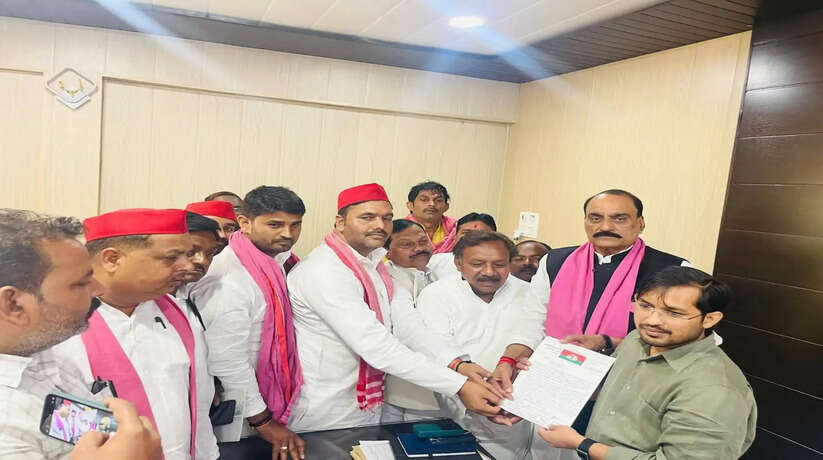 चंदौली। उत्तर प्रदेश के चंदौली जनपद के मुगलसराय बाजार में चल रहे सड़क चौड़ीकरण अभियान को लेकर अब राजनीतिक और सामाजिक सरगर्मी तेज हो गई है। जीटी रोड के विस्तार के तहत प्रशासन द्वारा अतिक्रमण हटाने और दुकानों को तोड़े जाने की कार्रवाई जारी है, जिससे बड़ी संख्या में व्यापारी प्रभावित हुए हैं।  इसी मुद्दे को लेकर समाजवादी पार्टी का एक प्रतिनिधिमंडल जिला अध्यक्ष सत्यनारायण राजभर के नेतृत्व में सड़क पर उतर आया। सपा कार्यकर्ताओं और नेताओं ने प्रभावित व्यापारियों के समर्थन में पैदल मार्च निकालकर प्रशासन के खिलाफ विरोध दर्ज कराया।  मुगलसराय बाजार में इस कार्रवाई के बाद तनाव का माहौल बना हुआ है। कई व्यापारियों की दुकानें पूरी तरह ध्वस्त हो गई हैं, जबकि कुछ आंशिक रूप से क्षतिग्रस्त हुई हैं। इससे व्यापारियों के सामने रोजी-रोटी का संकट खड़ा हो गया है।  पैदल मार्च के बाद सपा प्रतिनिधिमंडल ने जिलाधिकारी को ज्ञापन सौंपा, जिसमें व्यापारियों की समस्याओं को विस्तार से रखा गया। ज्ञापन में मांग की गई कि जिन व्यापारियों की दुकानें टूट गई हैं, उन्हें प्राथमिकता के आधार पर निर्माणाधीन कॉम्प्लेक्स में दुकान आवंटित की जाए। साथ ही सभी प्रभावित लोगों को उचित मुआवजा देने की मांग भी उठाई गई।  सपा नेताओं ने कहा कि विकास कार्य जरूरी हैं, लेकिन इसके साथ स्थानीय व्यापारियों और उनके परिवारों की आजीविका की सुरक्षा भी उतनी ही महत्वपूर्ण है। बिना उचित पुनर्वास और मुआवजे के की जा रही कार्रवाई से व्यापारियों में आक्रोश बढ़ता जा रहा है।  गौरतलब है कि इस मुद्दे को लेकर प्रशासन और व्यापारियों के बीच पहले भी कई दौर की बैठकें हो चुकी हैं, लेकिन अब तक कोई ठोस समाधान नहीं निकल सका है। व्यापारी लगातार पारदर्शिता और न्यायसंगत मुआवजे की मांग कर रहे हैं।  इस विरोध प्रदर्शन में प्रभु नारायण यादव, सत्यनारायण राजभर, जितेंद्र प्रसाद, नफीस अहमद, चंद्रशेखर यादव, दिलीप पासवान, मुसाफिर चाहन, मोनू जायसवाल, सिद्धार्थ जायसवाल, अजय मौर्य, चंद्रभानु यादव, संजय सोनकर और अन्य कई कार्यकर्ता व व्यापारी मौजूद रहे।