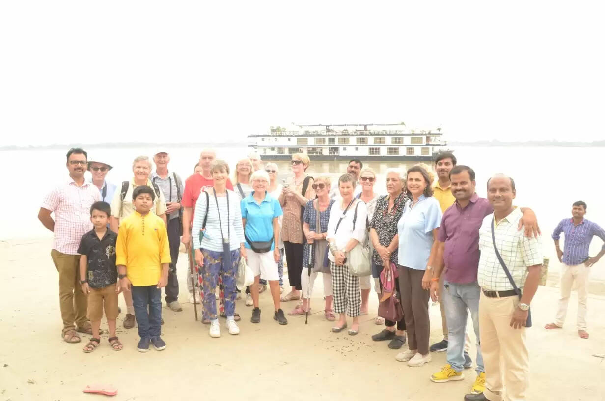 जलमार्ग से भी काशी की यात्रा हुई सुगम, पटना से राजमहल क्रूज से आ रहे 18 पर्यटक