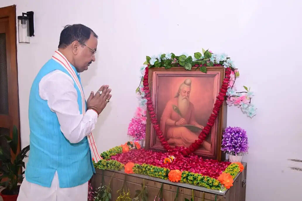 उप मुख्यमंत्री ने कहा कि महर्षि वाल्मीकि ने रामायण की रचना के माध्यम से भगवान श्रीराम के जीवन, उनके आदर्शों और मर्यादाओं को जन-जन तक पहुंचाया। उनका रचित महाकाव्य भारतीय संस्कृति, नैतिक मूल्यों और आदर्श जीवन-दर्शन का महत्वपूर्ण ग्रंथ है। इसके संदेश आज भी समाज को सत्य, सदाचार और धर्म के मार्ग पर चलने की प्रेरणा देते हैं।