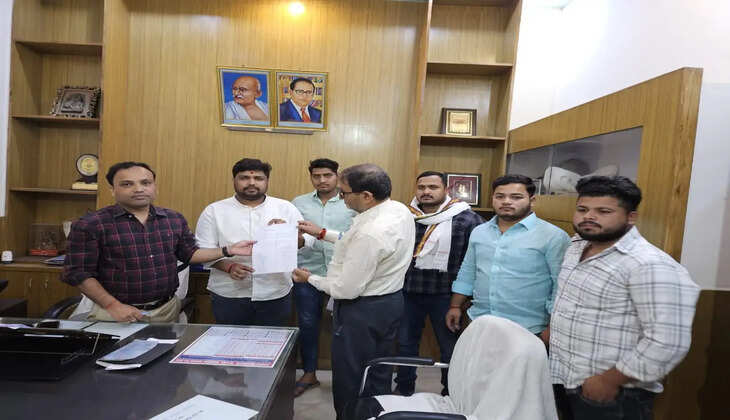 गांव का नाम बदलने के लिए सैकड़ों की संख्या में ग्रामीणों ने सौंपा ज्ञापन