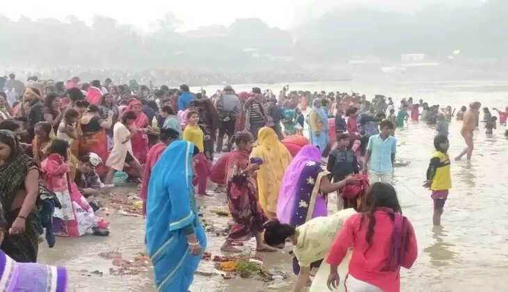 कार्तिक पूर्णिमा पर मां विंध्यवासिनी दरबार में भक्तों की लगी कतार, गंगा में लगाई आस्था की डुबकी