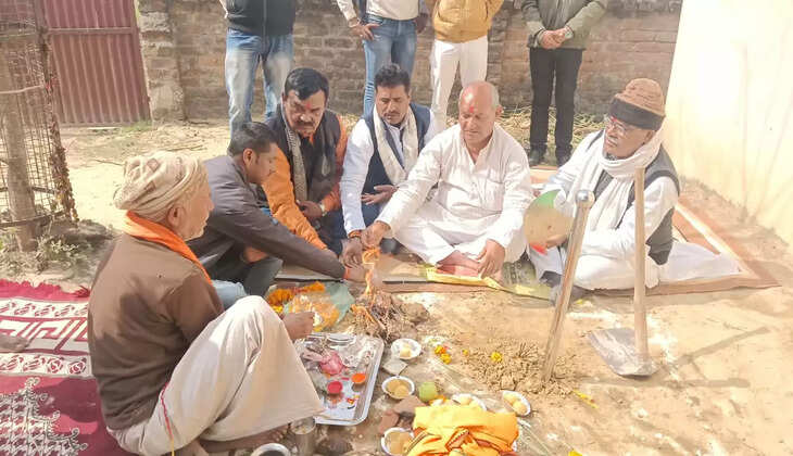 Chandauli News: भाजपा नेता सूर्यमुनी तिवारी के नेतृत्व में सनातनियो ने सपा नेता स्वामी प्रसाद मौर्य के मानसिक स्थिति को ठीक करने के लिए किया बुद्धि शुद्धि यज्ञ का आयोजन&nbsp;