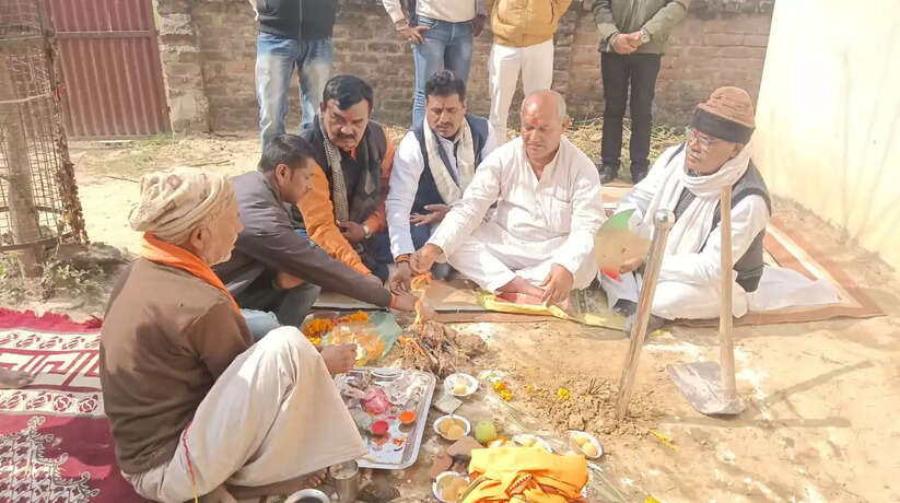 Chandauli News: भाजपा नेता सूर्यमुनी तिवारी के नेतृत्व में सनातनियो ने सपा नेता स्वामी प्रसाद मौर्य के मानसिक स्थिति को ठीक करने के लिए किया बुद्धि शुद्धि यज्ञ का आयोजन 